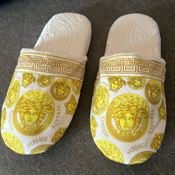 (𝐒𝐎𝐋𝐃)🥂𝐇𝐏!🥂Versace MEDUSA AMPLIFIED PRINT Slippers NWT - Picture 4 of 14